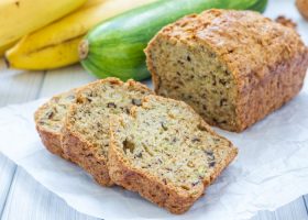 طريقة عمل كيكة الكوسة بالموز