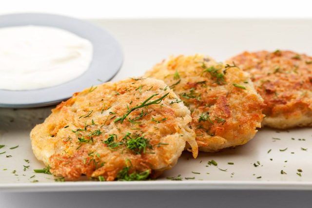 طريقة عمل أقراص البطاطس المحشية بالبيض