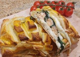 طريقة عمل سمك السالمون بعجينة البف باستيري