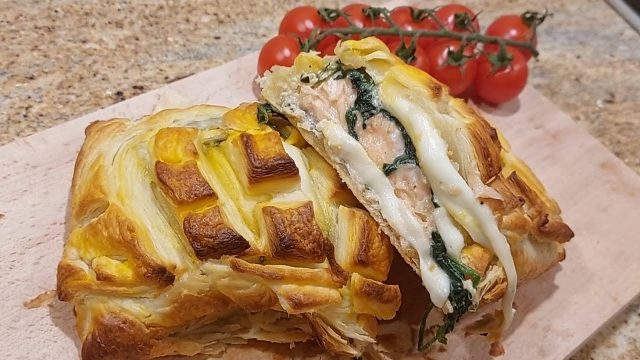 طريقة عمل سمك السالمون بعجينة البف باستيري