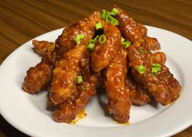 طريقة عمل دجاج ستربس بصلصة البافلو الحارة