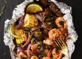 طريقة عمل سمك القد المشوي مع سلطة السلطعون