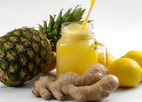طريقة عمل عصير الليمون بالأناناس والزنجبيل
