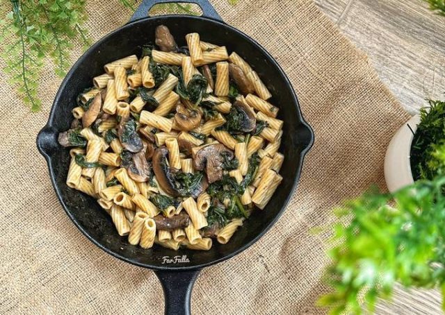طريقة عمل باستا بالمشروم والسبانخ