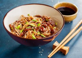 طريقة عمل نودلز صيني باللحم والسمسم