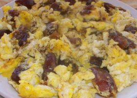 طريقة عمل بيض بالتمر