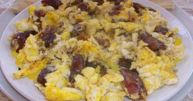 طريقة عمل بيض بالتمر