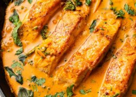 طريقة عمل سلمون بالكاري وحليب جوز الهند