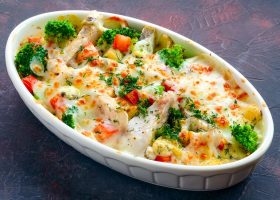 طريقة عمل صينية خضار بالفرن بالجبن