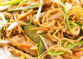 طريقة عمل نودلز صيني بالدجاج والخضار