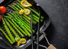 طريقة عمل اسبارجوس مقلي بالثوم والليمون