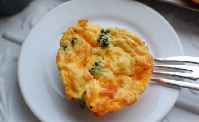 طريقة عمل أومليت البروكولي