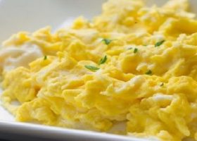 طريقة عمل بيض بالجبن السائل