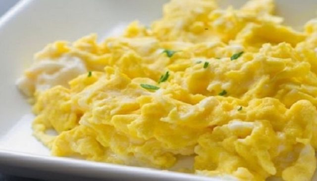 طريقة عمل بيض بالجبن السائل