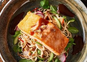 طريقة عمل نودلز مع السلمون للرجيم