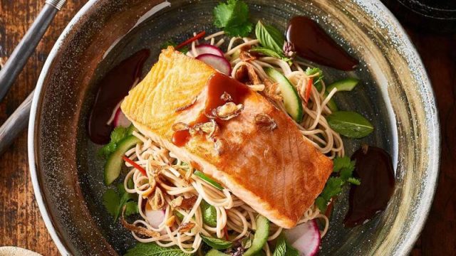 طريقة عمل نودلز مع السلمون للرجيم