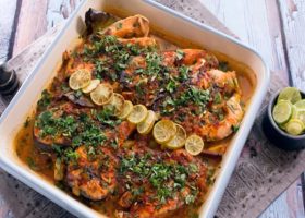 طريقة عمل طاجن السمك بالصلصة