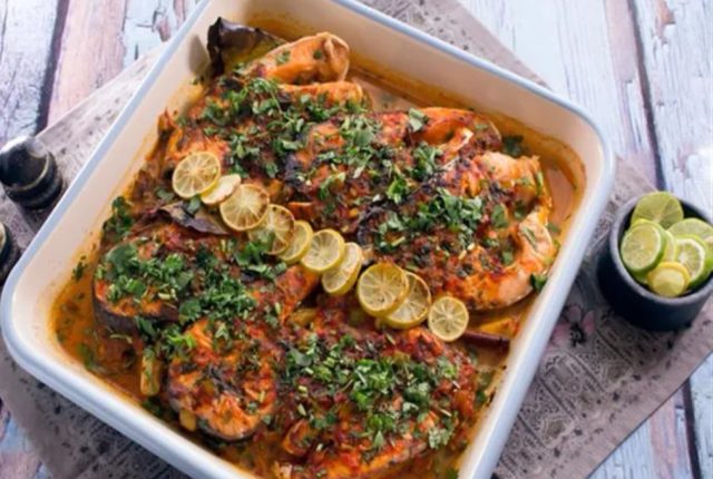 طريقة عمل طاجن السمك بالصلصة