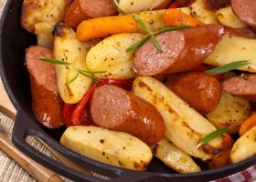 طريقة عمل نقانق بالبطاطس