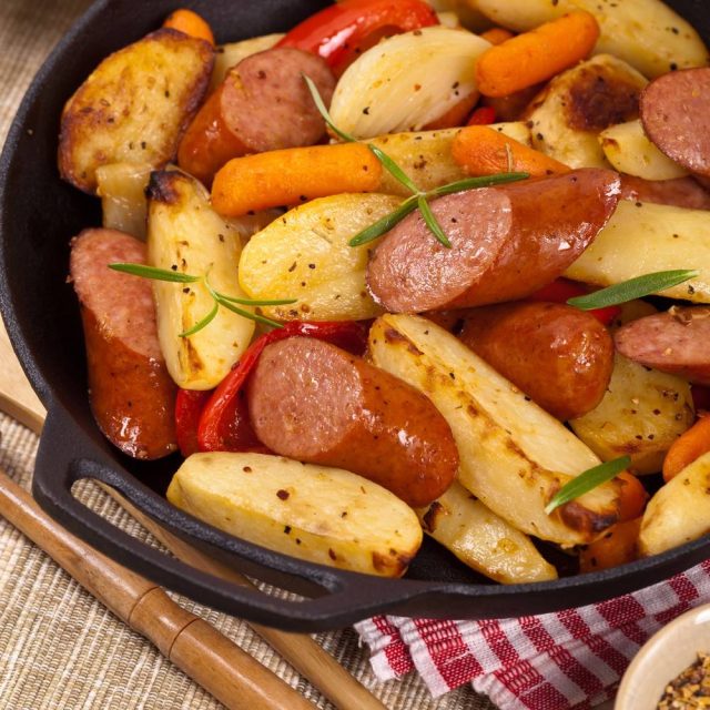 طريقة عمل نقانق بالبطاطس