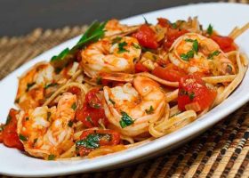 طريقة عمل باستا بالجمبري والطماطم الكرزية