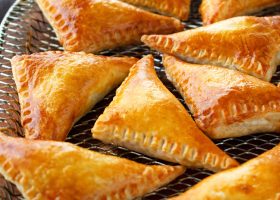 طريقة عمل فطيرة البف باللحم والخضار