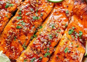 طريقة عمل سلمون مشوي بالثوم والعسل للرجيم