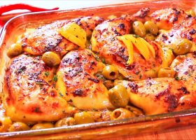 طريقة عمل صينية دجاج محمر ومتبل باللبن الزبادي