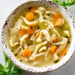 طريقة عمل شوربة النودلز بالدجاج للرجيم