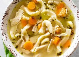 طريقة عمل شوربة النودلز بالدجاج للرجيم