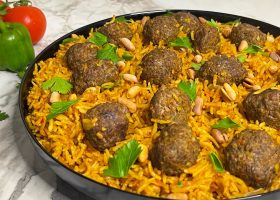 طريقة عمل الكبسة مع كريّات اللحم والخرشوف الشهية