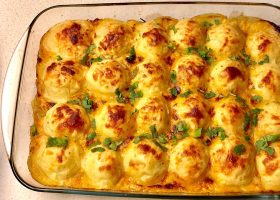 طريقة عمل غراتان كرات الدجاج مع البطاطس وصلصة الجبن