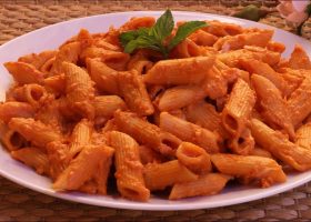 طريقة عمل مكرونة بينك صوص بالدجاج