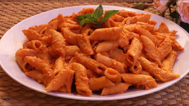 طريقة عمل مكرونة بينك صوص بالدجاج