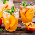 طريقة عمل الشاي المثلّج بنكهة الدرّاق