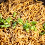 طريقة عمل نودلز الدجاج بصلصة الترياكي