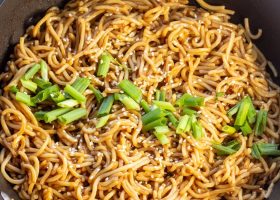 طريقة عمل نودلز الدجاج بصلصة الترياكي