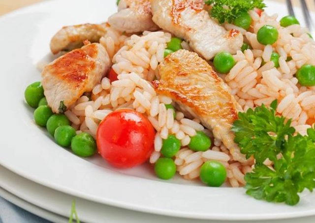 طريقة عمل أرز بالدجاج والبازيلا