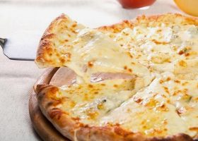 طريقة عمل البيتزا بصوص البشاميل