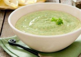 طريقة عمل شوربة الخيار بالكريمة