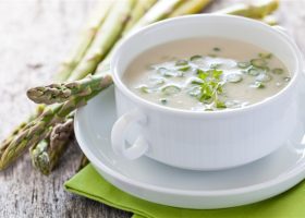 طريقة عمل شوربة الهليون الأبيض