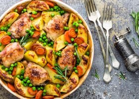 طريقة عمل صدور دجاج بالخضار بالفرن