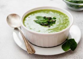 طريقة عمل شوربة السبانخ بالكريمة