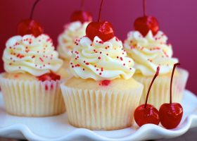 طريقة عمل كيكة الكرز بالكريمة