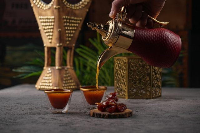 طريقة عمل قهوة سعودية بالقرنفل والزعفران