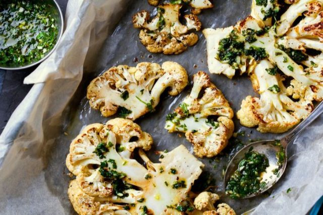 طريقة عمل قرنبيط مشوي بالثوم للرجيم