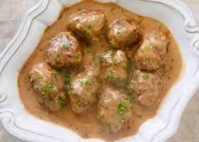 طريقة عمل كرات اللحم السويدية بالكريمة