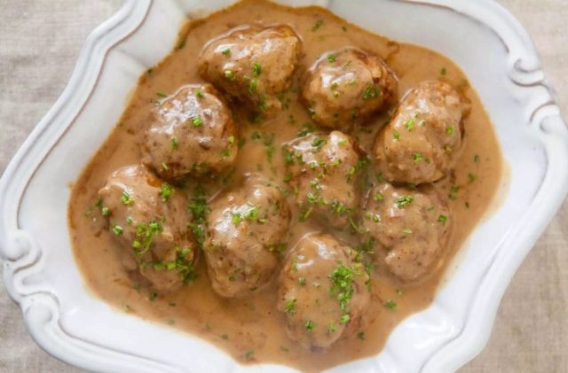 طريقة عمل كرات اللحم السويدية بالكريمة