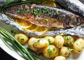 طريقة عمل سمك مشوي بالقصدير