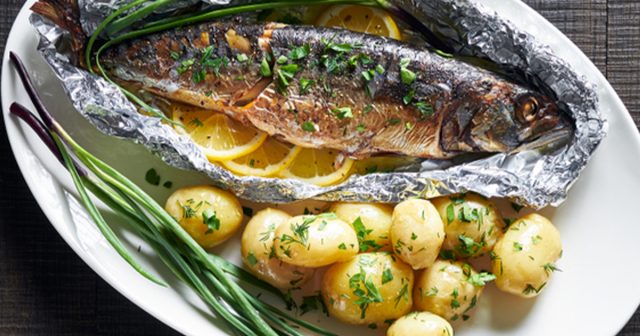 طريقة عمل سمك مشوي بالقصدير